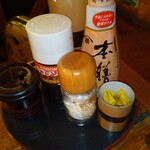 彩 - 卓上の調味料