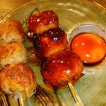 彩 - 塩 鶏つくね串、タレ 鶏つくね串(卵黄身付き)