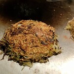 お好み焼き じゅにあ - カリカリに焼いた状態