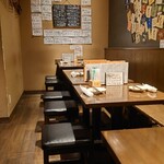 飲んべぇ食堂 らくだ屋 - 奥のテーブル席は、4席×3卓、2席×1卓