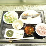Kaoru - ランチ８５０円です。　焼き魚（サバ）、野菜サラダ、冷やっこ、おばんざい二品、黒米ご飯、赤だし