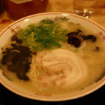 やまいち商店 - らーめん　680円　黒いのは、マー油　とんこつ味