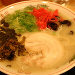 やまいち商店 - らーめん　680円　黒いのは、マー油　紅しょうが、高菜漬をトッピング