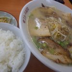 なべさんラーメン - ご飯（小）は１００円。チャーシュと一緒に食べたい。