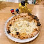 ばんびなっちょ - クワトロフォルマッジ  Sサイズ　1,500円(税込)  ※生地もよく焼けて、香ばしかったです