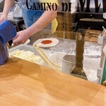 ばんびなっちょ - 目の前で、どんどん捏ねられて、伸ばされて、焼かれていきます