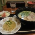 とんこつラーメン屋台 - 博多ラーメン、チャーハンセット。(今日はサラダは付きませんでした）