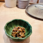 tonkatsu.jp - ビール注文したら豚肉の佃煮？が　　目黒のこがねでも同様のものが出てくるよね