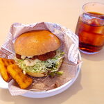 カフェ イソミ テラス - 射水産マスバーガー、アイスティ