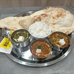 スパイス王国 - 料理写真:トリプルカレーナンセット1380円  左、ホウレンソウ  真ん中、ベジタブル  右、マサラ  どれも味が同じ感じだった(^^;  上にはパニールではなく豆腐(笑)
