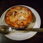 BARU 竹末 - 豚大腸と野菜の煮込み（500円）豚大腸と様々な豆類を中心とした野菜がトマトソースで煮込まれて、チーズが振りかけられている。旨し。