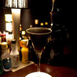 バーポラリス - ブラック・サンブーカのカクテル。ペルノーのような、甘い誘惑