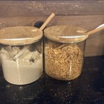 ラーメン・豚足 太吉 - 胡椒･フライドガーリック