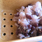 鳴海餅 - 温かなお赤飯は器の底に通気口あり。