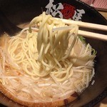 ラーメン松馬 - 松馬ラーメン(690円）麵リフト