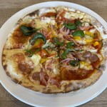 レストラン ヴァロリス - テーブルサービスのピザ（料理長さん　その場で焼いてくれます　薄皮生地で美味しい）