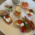 レストラン ヴァロリス - 生ハムとサラミのブルスケッタ　魚類のパテ　カプレーゼ他