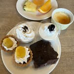 レストラン ヴァロリス - スイーツ（クレームカタラーナ　栗のタルト　パンナコッタ　ティラミス他）