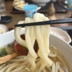 手打ちうどん 自遊席 - 角が立っていて、表面は滑らかでツルツル。冷やしは歯応え抜群！