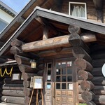 手打ちうどん 自遊席 - 外観。ログハウスです