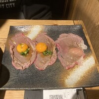 個室焼肉匠 - 名物驚愕の炙りユッケ2