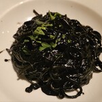 大衆イタリアン MATILDA GINZA - イカスミのパスタ。真っ黒が美味しいイカスミパスタの象徴！