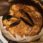 大衆イタリアン MATILDA GINZA - 幸せの一皿。エビ、ムール貝、イカ、白身魚、パスタがたっぷり！回りのピザ生地ももちもち～