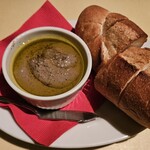 大衆イタリアン MATILDA GINZA - レバーペーストとお通しバケット。レバーは臭みが強すぎず美味！