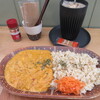 cafe ソノヒノキブン - バターチキンカレー800円、アイスカフェオレ650円→フード注文で550円