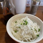 麺処 びぎ屋 - 駿河湾産のしらすご飯！ふわっふわのしらすで美味しい！