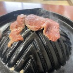 有楽町 - 様々な部位のジンギスカンを焼いているところ