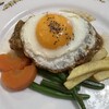 洋食屋 - カレーハンバーグ目玉焼き添え