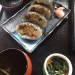 播州三木一休庵 - ざるそば巻き寿司セットの巻きと小鉢、吸い物