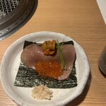 285954731 - 山形雪降り和牛の握り　雲母とこぼれいくら