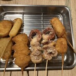 串カツ しろたや 南海通り店 - 左からなす、たけのこ、モッツァチーズ、鶏皮ニンニク、タコ唐揚げ、イカ、串かつ(牛)