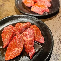 ヤキニク甲 - 奥がカルビ、手前がハラミ。ハラミは口に入れるとほどけるような柔らかさ。カルビもしっかり脂がのっていて美味しかったです。