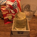 麹町いづみや しろ - カルビーかっぱえびせん・蓬莱 無濾過の酒 ひだほまれ 純米原酒