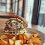 バーガーマニア 広尾店 - 窓の近くが、太陽光が差し込んで気持ち良い。