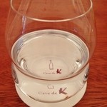 カーヴ ド ケイ - リーデルのグラスに水が注がれるとロゴが2つ見えます