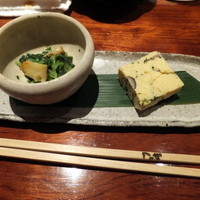 旬家 和しん - お通しです。鯛の子の玉子寄せ・サザエと三つ葉の和え物