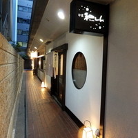 旬家 和しん - ビルの横の路地です。ちょっとした隠れ家ですね♪