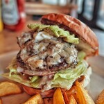 バーガーマニア 広尾店 - ビーフストロガノフソースが具沢山で旨い。