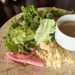 あひーじょバル＆ごはん 山ぶどう - 大盛りサラダ