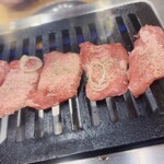 大阪焼肉・ホルモン ふたご  - ネギ上タン塩(ネギ乗せ前)