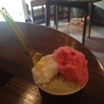 ジェラテリア アクオリーナ - 3種盛り 赤すぐり ヨーグルト ピスタッキオ（630円）