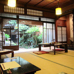 今原町家 - 坪庭が見える畳の間が食事スペース【2014.6】