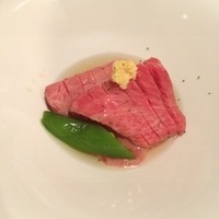 西麻布 肉粋やまもと - 確か湯引きだったかな？噛むと柔らかくて上品な脂の旨味がありました♡