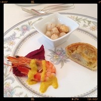 レストラン キルン - 前菜は、海老のオレンジソース\ホタテのオイル漬け\ソーセージのキッシュଘ(*˘ु ᵕ˘)ु❤⃛ .。