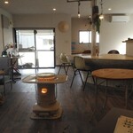 だしまきさん - 店内（何処かに、ニワトリがいます）