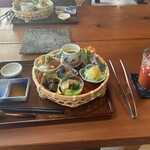 花橘 - 料理写真:◇季節のサラダ
◇地鶏皮の橙ぽん酢和え
◇烏賊と野菜の天然山椒酢味噌和
◇季節の煮物
◇蒟蒻のピリ辛煮
◇サメ軟骨の梅肉和え
◇地鶏だしの茶碗蒸し